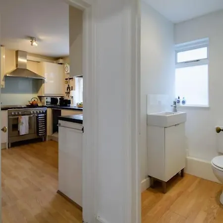 1 Bed Townhouse In Battersea Close To River Thames-3